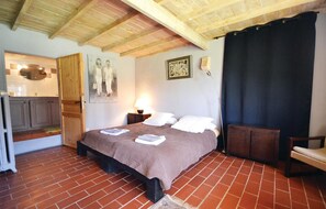 5 bedrooms, travel cot, free WiFi, bed sheets