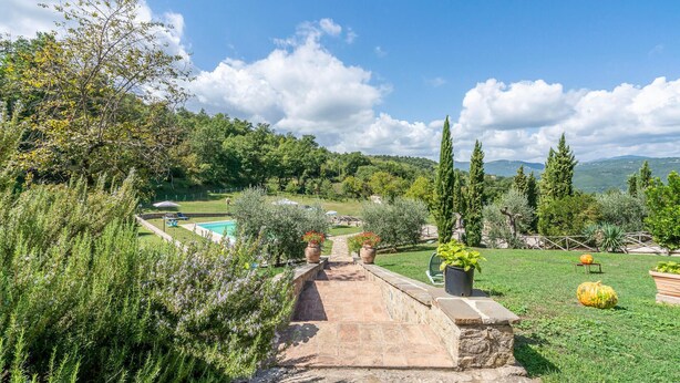 A landscaped garden with a stone pathway leading to a pool, surrounded by various plants and trees. - Beautiful home in Città´di Castello -PG- (Città´di Castello -PG-)