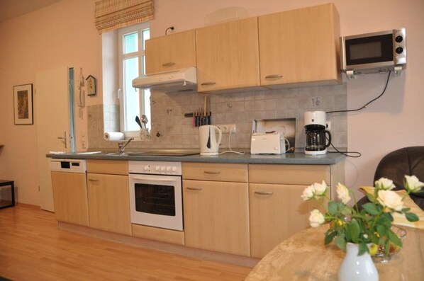 Kühlschrank, Mikrowelle, Ofen, Geschirrspüler