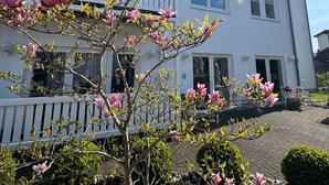 Un edificio blanco con balcones y un cartel que dice "Sonnenblick".