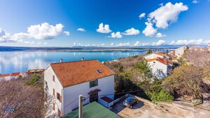 A coastal village with white houses and a red-roofed building in the foreground. - Holiday apartment with balcony and air conditioning (Dramalj)