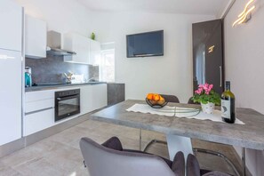 Fridge, oven, stovetop, dishwasher