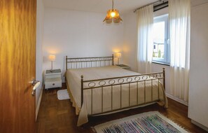 3 bedrooms, bed sheets