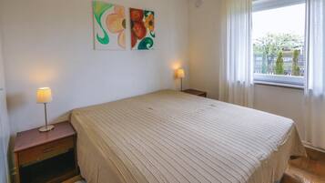 3 bedrooms, bed sheets