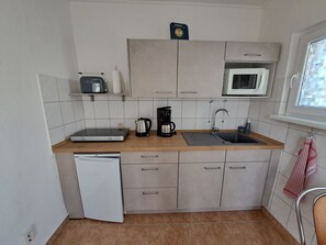 Køleskab, mikrobølgeovn, kaffe-/temaskine, elkedel