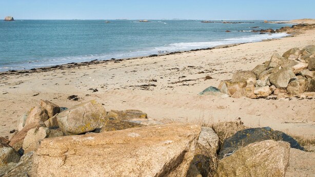 A beach with large rocks in the foreground and a clear view of the ocean. - 2 bedroom lovely home in Pleubian (Pleubian)