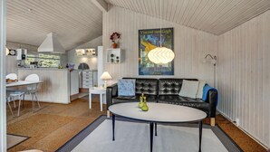 Een modern interieur met een keuken, eethoek en zithoek.
