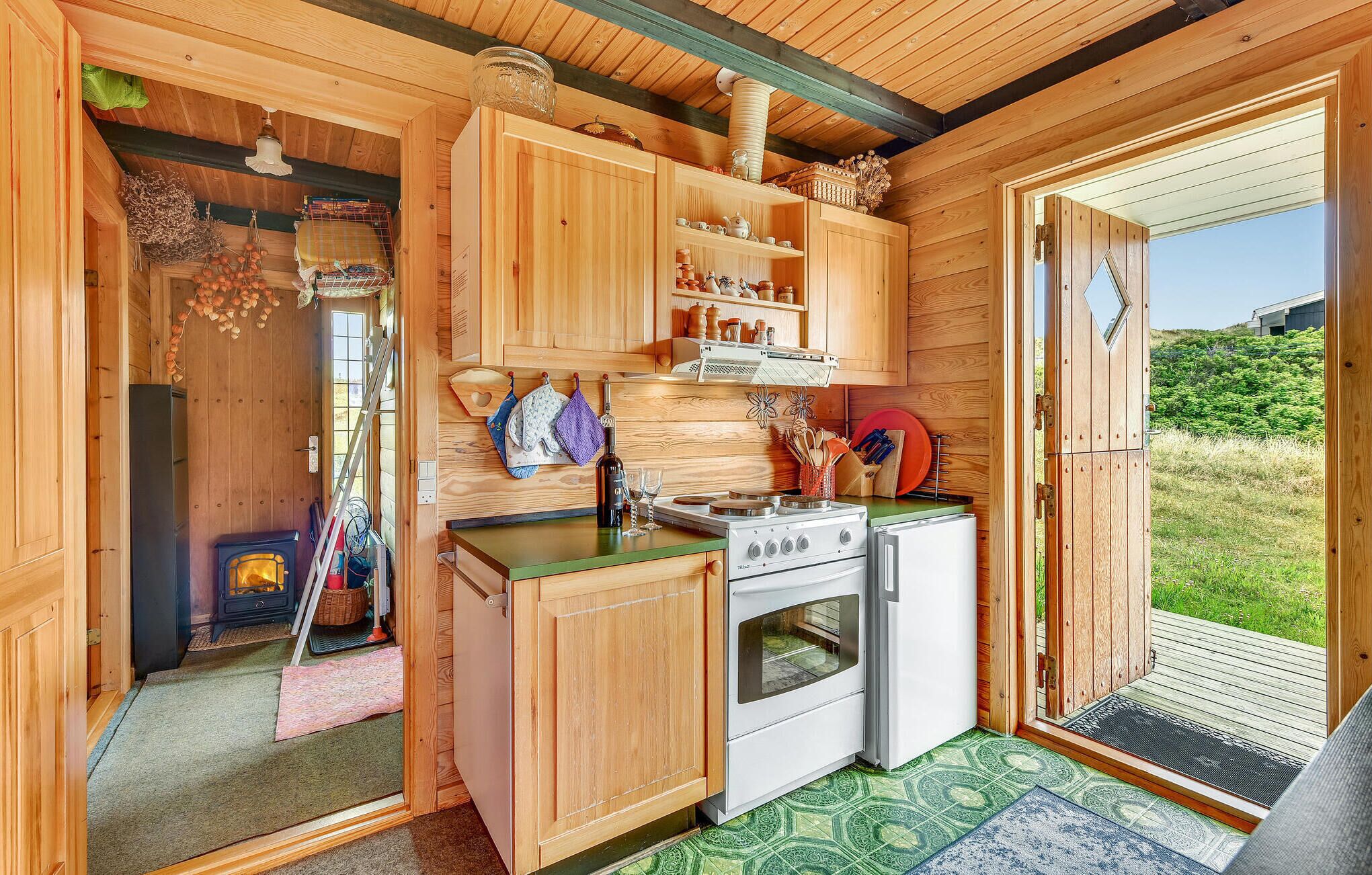 Kühlschrank, Herdplatte, Wasserkocher mit Kaffee-/Teezubehör