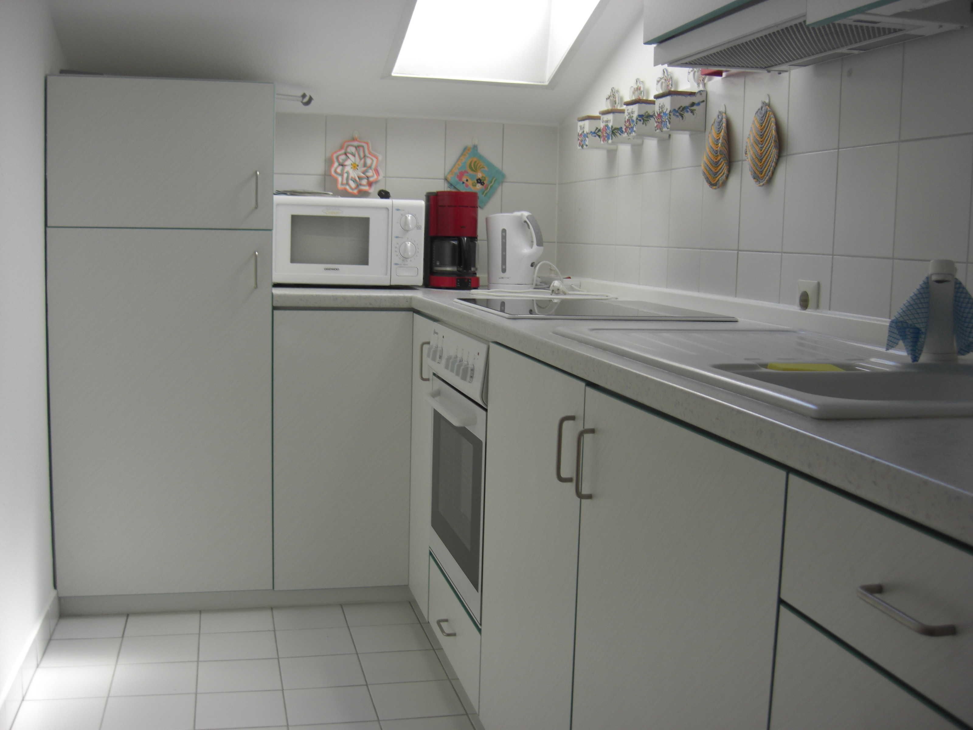 Jääkaappi, mikroaaltouuni, uuni, pakastin