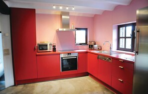 Réfrigérateur, plaque de cuisson, lave-vaisselle, cafetière/bouilloire