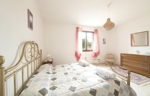 3 chambres, lit parapluie, accès Internet, draps fournis