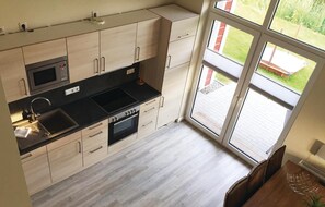 Kühlschrank, Mikrowelle, Herdplatte, Geschirrspüler