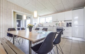 Réfrigérateur, micro-ondes, plaque de cuisson, lave-vaisselle