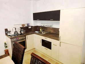 Fridge, oven, coffee/tea maker, electric kettle