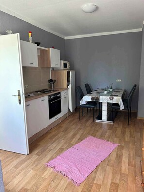 Kühlschrank, Mikrowelle, Ofen, Herdplatte