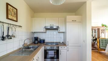 Jääkaappi, uuni, syöttötuoli, pakastin