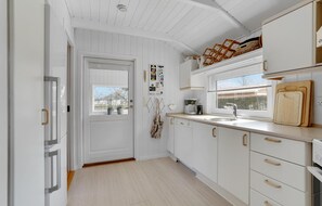 Fridge, stovetop, dishwasher, coffee/tea maker - Stunning home in Hejls with WiFi (Hejls)