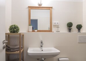 Unclassified image, 5 of 10, button - BEACH LILAC App Nr 05 max 3 pers - 7/5 (Dierhagen)