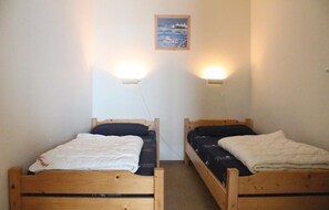 2 bedrooms, travel crib, free WiFi