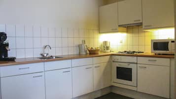 Een koelkast, een kookplaat, een koffiezetapparaat/waterkoker