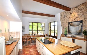 Réfrigérateur, plaque de cuisson, lave-vaisselle, cafetière/bouilloire