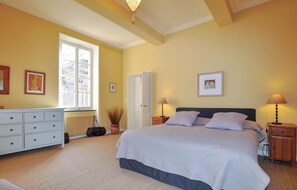 6 bedrooms, travel cot, free WiFi, bed sheets