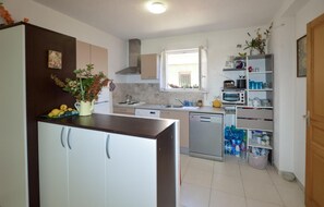 Fridge, oven, stovetop, dishwasher