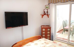 3 bedrooms, travel cot, free WiFi, bed sheets