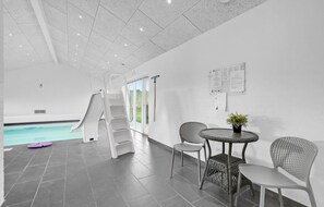 من حمّامات السباحة المغطاة