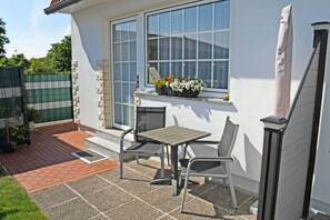 Outdoor dining - Beatrix vacation apartment with sun terrace no. 1 - quietly located vacation apartments (Sellin)