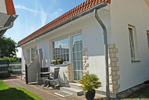 Outdoor dining - Beatrix vacation apartment with sun terrace no. 1 - quietly located vacation apartments (Sellin)