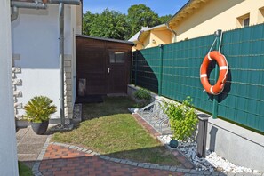 Property grounds - Beatrix vacation apartment with sun terrace no. 1 - quietly located vacation apartments (Sellin)