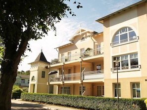 A multi-story hotel with balconies, a tower-like structure, and a well-maintained hedge. - LG-08 - Residenz Lindengarten Whg. LG-08th (Kühlungsborn)