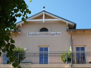 Un edificio con un letrero que dice "Residenz Lindengarten".
