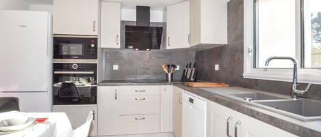 Frigorifero, piano cottura, lavastoviglie, macchina per tè/caffè