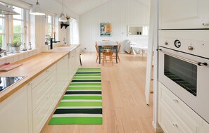 Fridge, microwave, stovetop, dishwasher - Gorgeous home in Sydals with WiFi (Sydals)