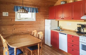 Fridge, stovetop, dishwasher, coffee/tea maker - Nice home in øystese with sauna (Øystese)