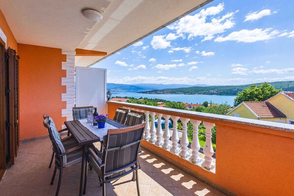Outdoor dining - Holiday apartment with balcony (Čižići)