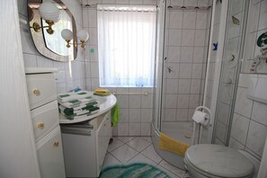 Chuveiro, secador de cabelo, toalhas de banho 