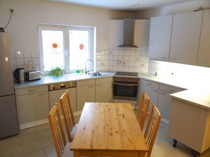 Apartment (incl. cleaning fee 25 EUR) | Eigene Küche | Großer Kühlschrank, Ofen, Herdplatte, Geschirrspüler