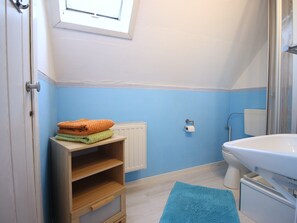 Shower, hair dryer, towels - Apartment, Tilzow, Fam Schmidt - Apartment (Bergen auf Rügen)