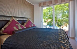 2 slaapkamers, een kluis op de kamer, reisbedje, beddengoed