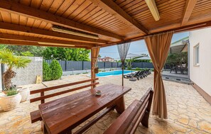 Outdoor dining - Amazing home in Kastel Stafilic (Kastel Stafilic)