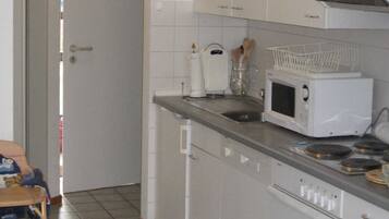 Kühlschrank, Mikrowelle, Ofen, Geschirrspüler
