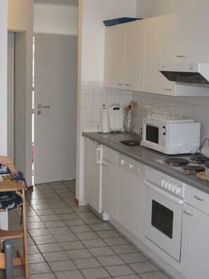 Kühlschrank, Mikrowelle, Ofen, Geschirrspüler