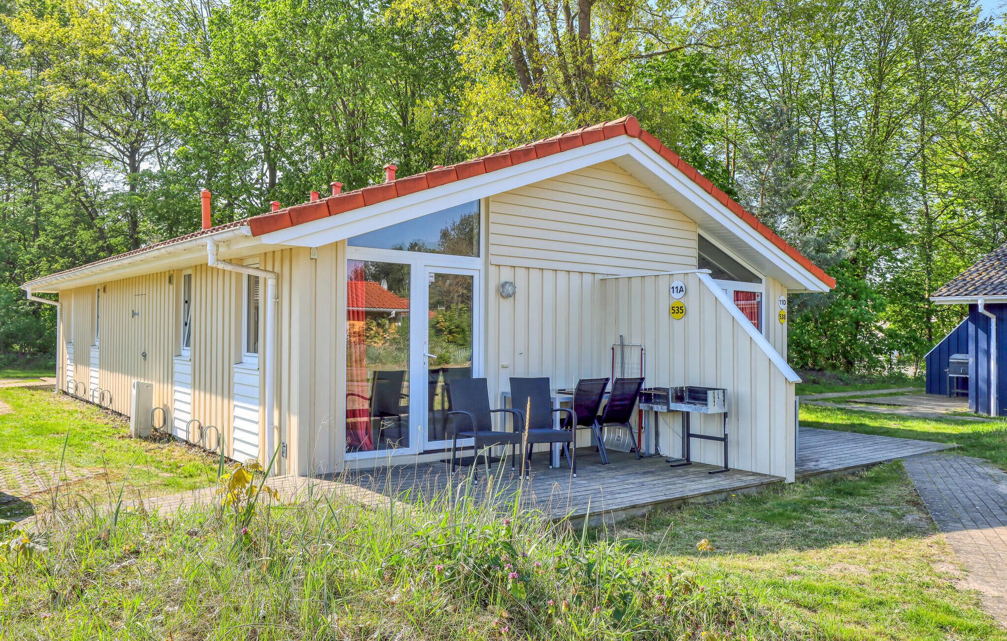 En liten, envåningsbyggnad med en täckt uteplats.