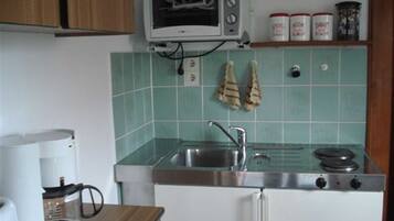 Geladeira, fogão, cafeteira/chaleira, chaleira elétrica