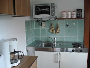 Køleskab, ovn, kaffe-/temaskine, elkedel