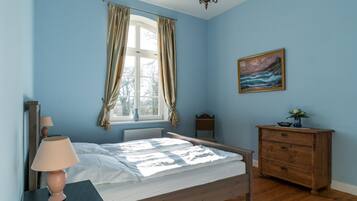 3 bedrooms, travel crib, WiFi, bed sheets