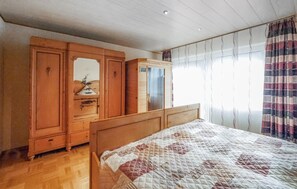 2 bedrooms, travel crib, free WiFi, bed sheets